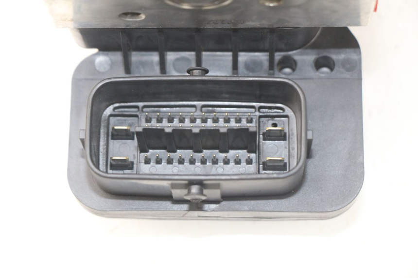 photo de BOMBA ABS YAMAHA FZ8 800 (2010 - 2016) - Primer plano técnico