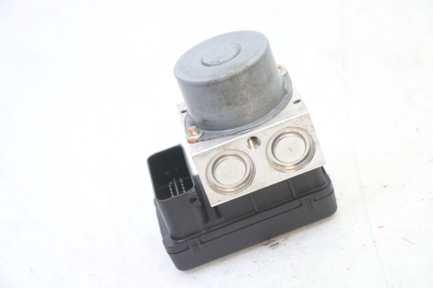 photo de BOMBA ABS SUZUKI GSR 750 (2011 - 2017) - Primer plano técnico