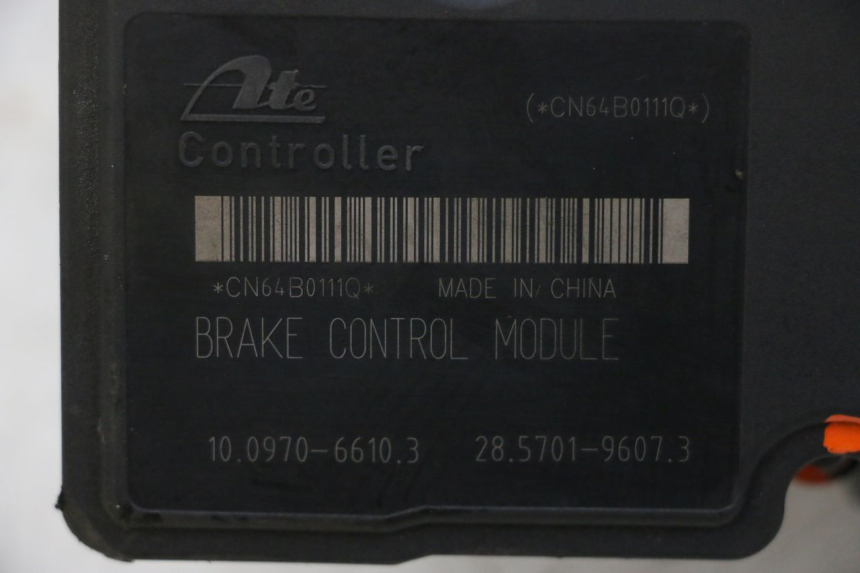 photo de BOMBA ABS PIAGGIO MP3 HPE 310 (2024 - 2025) - Primer plano técnico