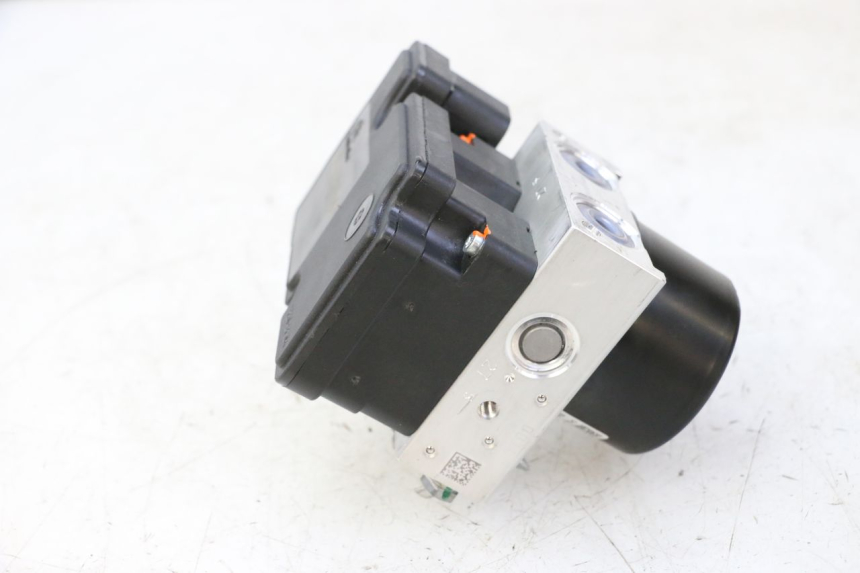 photo de BOMBA ABS PIAGGIO MP3 HPE 310 (2024 - 2025) - Detalles de los puntos de fijación