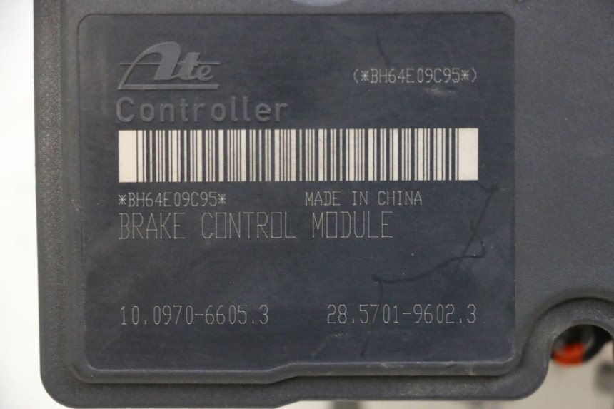 photo de BOMBA ABS PIAGGIO MP3 500 (2014 - 2017) - Detalles de los puntos de fijación