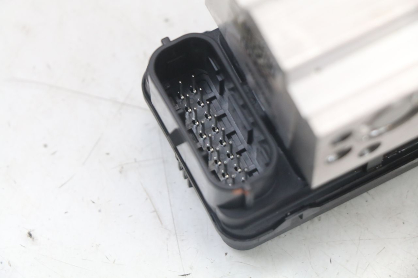 photo de BOMBA ABS ROYAL ENFIELD CONTINENTAL GT 650 (2019 - 2024) - Primer plano técnico