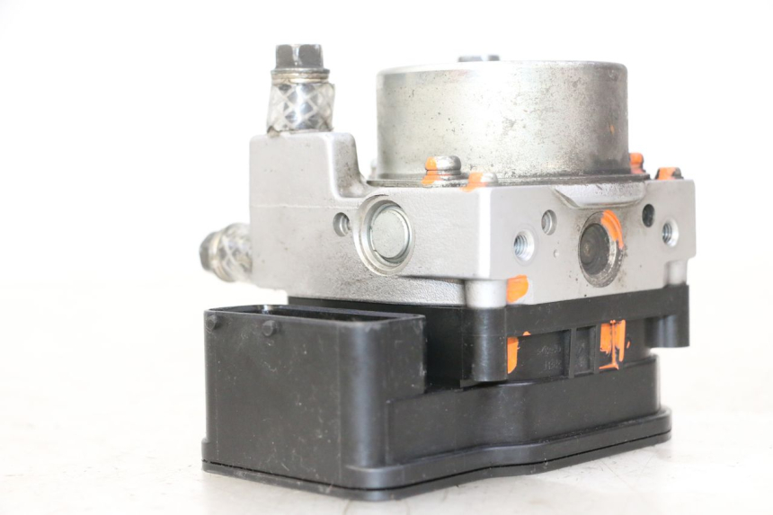 photo de BOMBA ABS PEUGEOT SATELIS 125 (2013 - 2018) - Detalles de los puntos de fijación