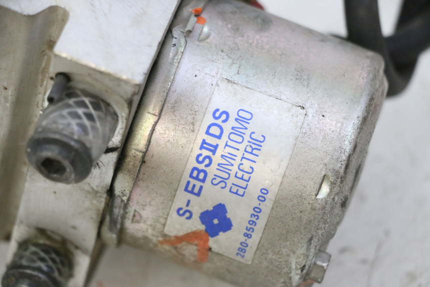 photo de BOMBA ABS YAMAHA TDM ABS 900 (2002 - 2014) - Primer plano técnico