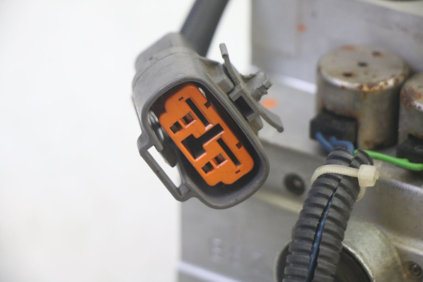 photo de BOMBA ABS YAMAHA TDM ABS 900 (2002 - 2014) - Detalles de los puntos de fijación