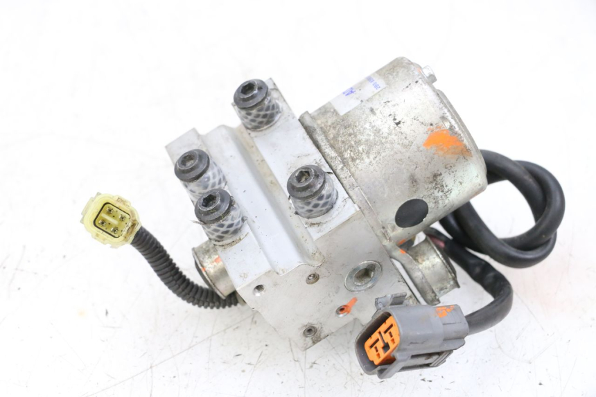 photo de BOMBA ABS YAMAHA TDM ABS 900 (2002 - 2014) - Primer plano técnico