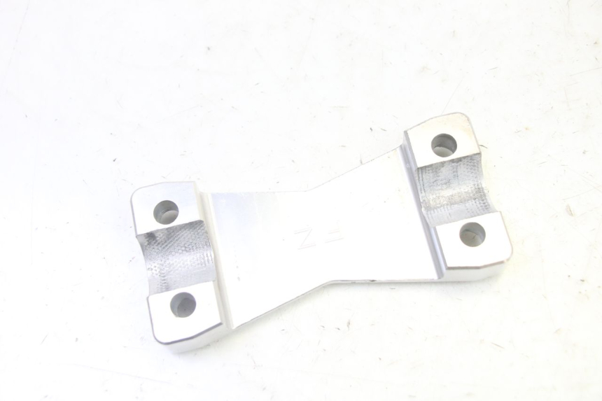 photo de PUENTE DE MANILLAR YAMAHA FZ6 N FAZER 600 (2004 - 2006) - Zoom estado de uso