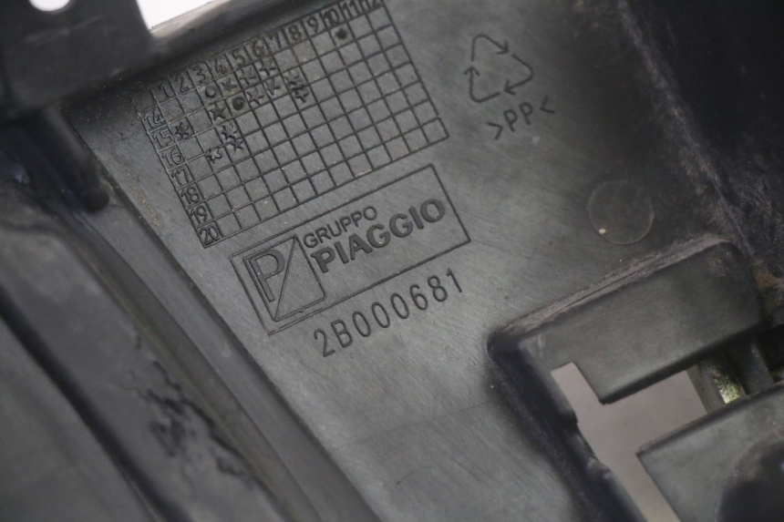photo de PUERTA GUANTERA PIAGGIO MP3 500 (2016 - 2018) - Detalles de los puntos de fijación