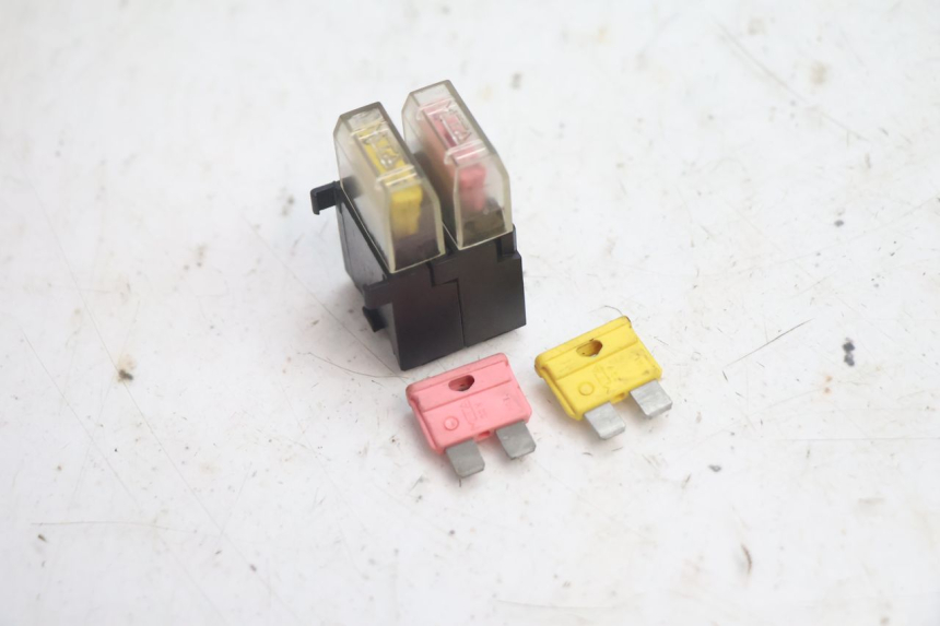 photo de CAJA FUSIBLES YAMAHA YP MAJESTY 125 (2002 - 2006) - Primer plano técnico