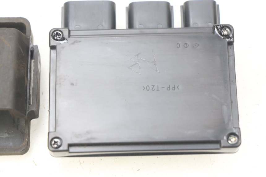 photo de PORTAFUSIBLE KAWASAKI Z 650 (2016 - 2019) - Primer plano técnico