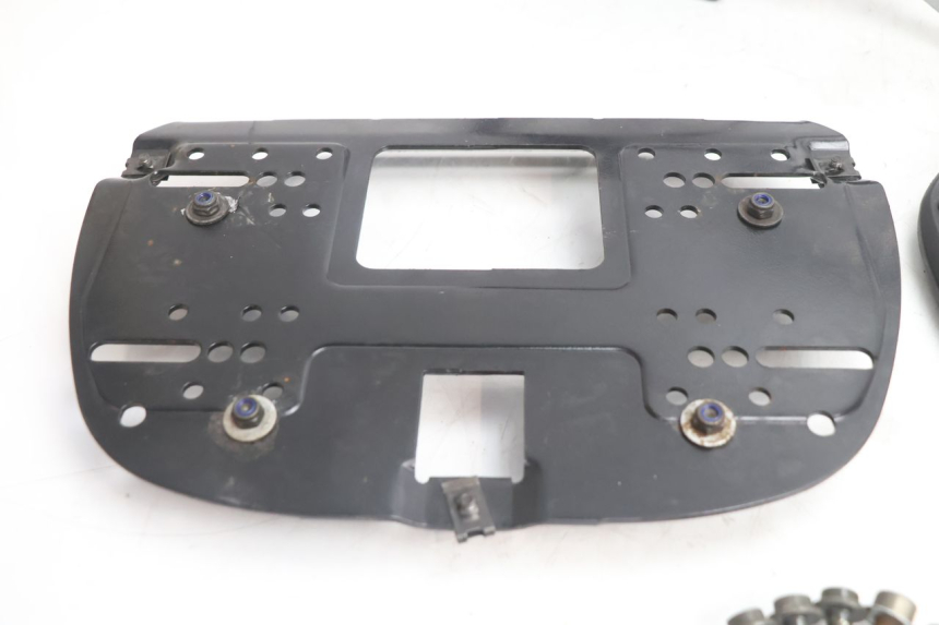 photo de PORTAEQUIPAJES  YAMAHA FJR 1300 (2001 - 2005) - Detalles de los puntos de fijación