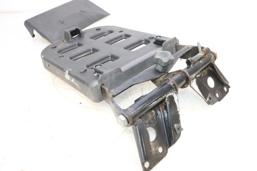 photo de PORTAEQUIPAJES  PIAGGIO MP3 125 (2006 - 2014) - Detalles de los puntos de fijación