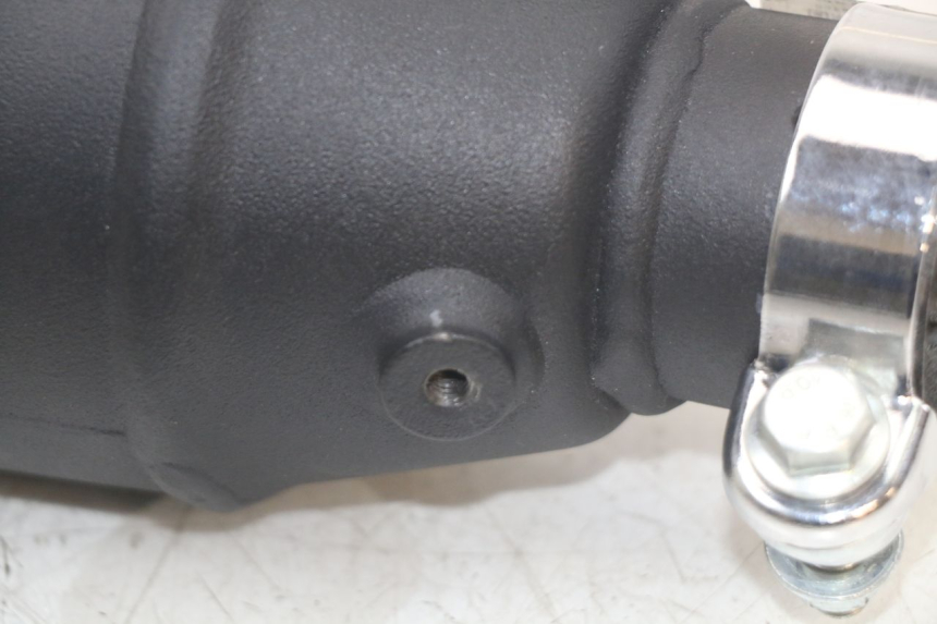 photo de DERECHA ESCAPE ROYAL ENFIELD CONTINENTAL GT 650 (2019 - 2024) - Primer plano técnico