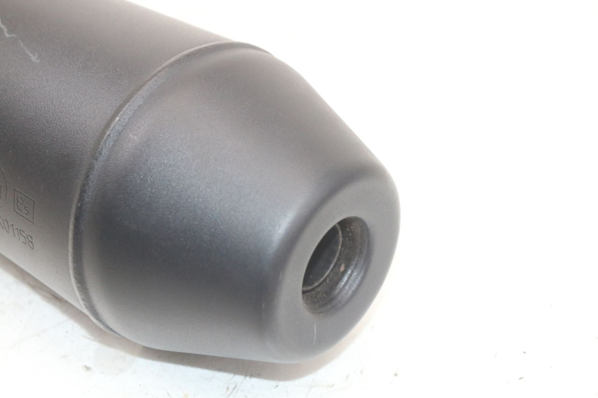 photo de IZQUIERDA ESCAPE ROYAL ENFIELD CONTINENTAL GT 650 (2019 - 2024) - Detalles de los puntos de fijación