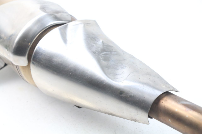 photo de IZQUIERDA ESCAPE YAMAHA TDM ABS 900 (2002 - 2014) - Primer plano técnico