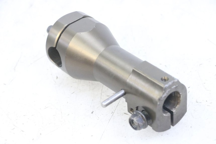 photo de POTENCIA MANILLAR MBK BOOSTER SPIRIT NAKED 50 (2004 - 2017) - Detalles de los puntos de fijación