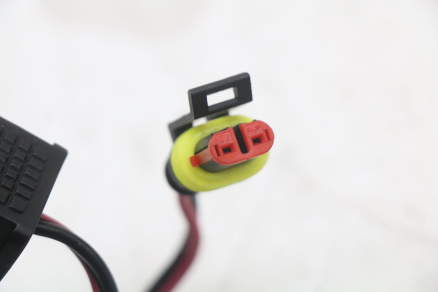 photo de TOMA MECHERO PIAGGIO MP3 HPE 350 (2018 - 2020) - Primer plano técnico