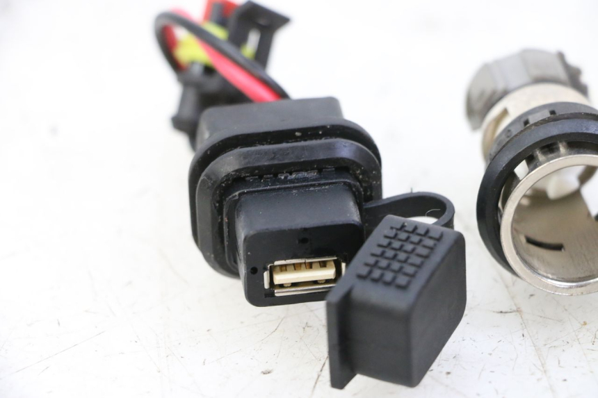 photo de TOMA MECHERO PIAGGIO MP3 500 (2014 - 2017) - Zoom estado de uso