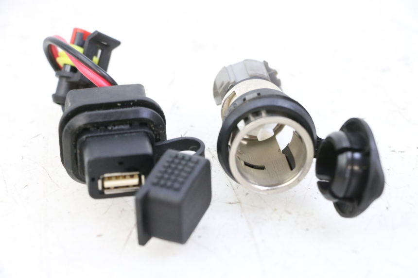 photo de TOMA MECHERO PIAGGIO MP3 500 (2014 - 2017) - Otra perspectiva