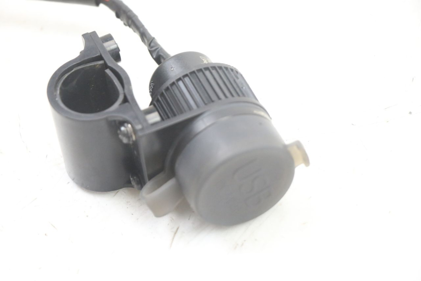 photo de TOMA MECHERO ROYAL ENFIELD HYMALAYAN 410 (2016 - 2023) - Detalle de la pieza