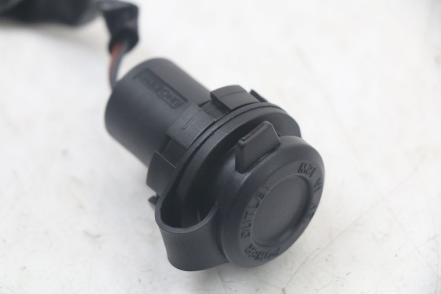 photo de TOMA DE ENCENDEDOR YAMAHA XMAX X-MAX ABS 125 (2017 - 2020) - Primer plano técnico