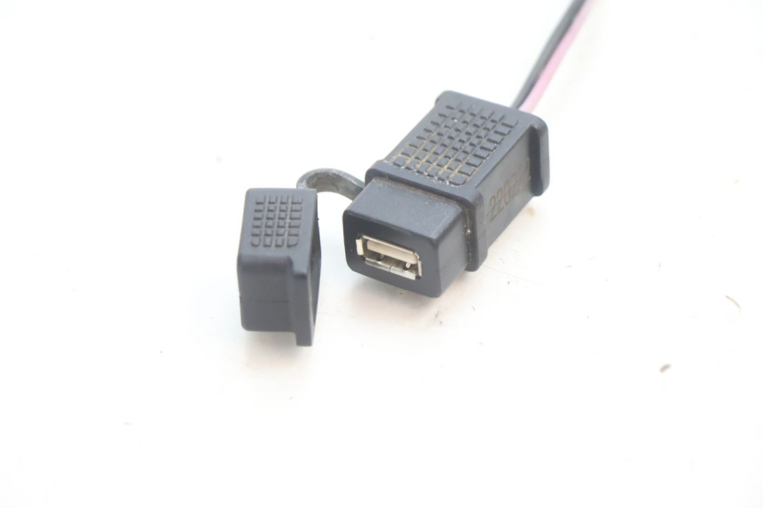 photo de TOMA USB PIAGGIO MP3 HPE 530 (2022 - 2026) - Detalle de la pieza