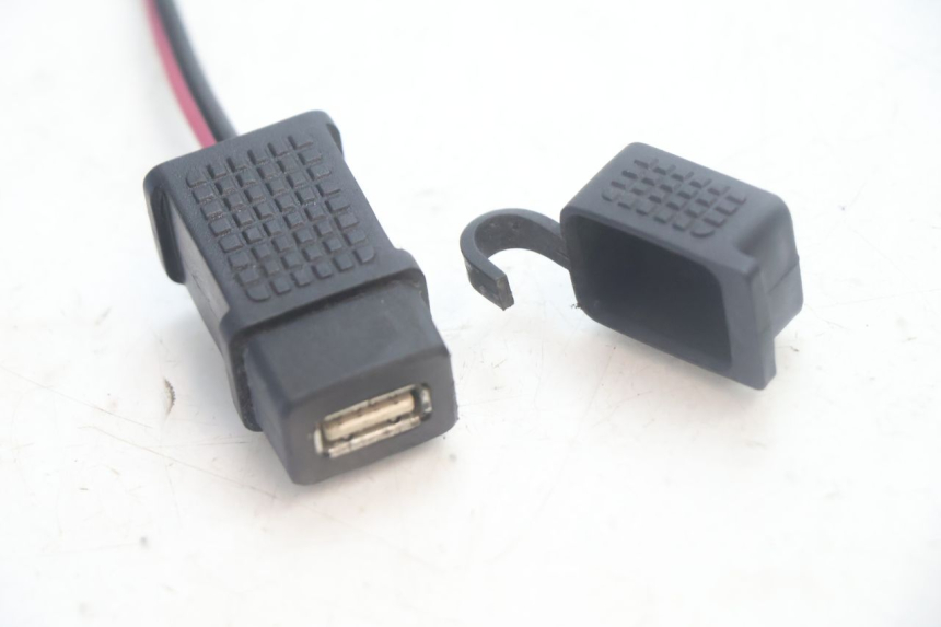 photo de TOMA USB PIAGGIO MP3 500 (2016 - 2018) - Detalles de los puntos de fijación