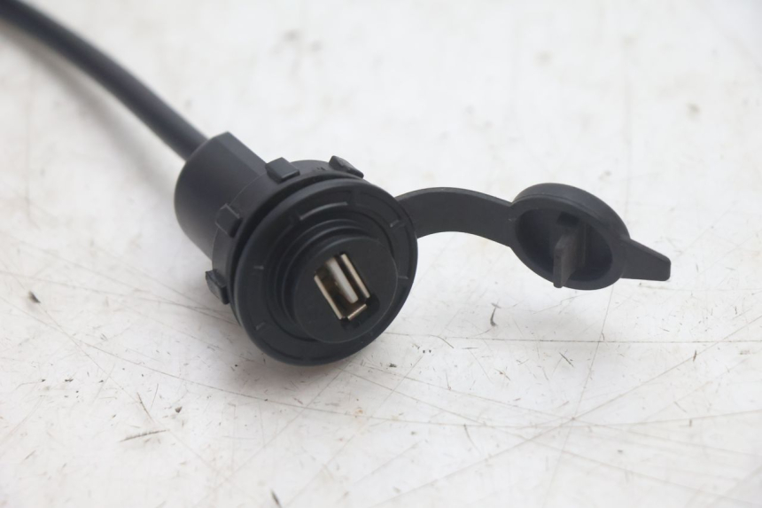 photo de TOMA USB JM MOTORS R-MAX TECH 50 (2024 - 2026) - Detalle de la pieza