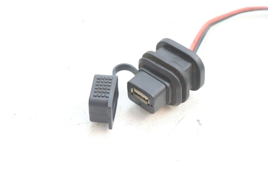photo de TOMA USB PIAGGIO VESPA PRIMAVERA 2T 50 (2013 - 2018) - Detalle de la pieza