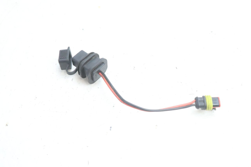 photo de TOMA USB PIAGGIO VESPA PRIMAVERA 2T 50 (2013 - 2018) - Zoom estado de uso