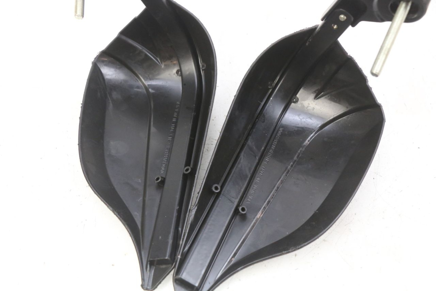 photo de PROTECTOR DE MANOS HONDA CB R 1000 (2018 - 2023) - Detalle de la pieza