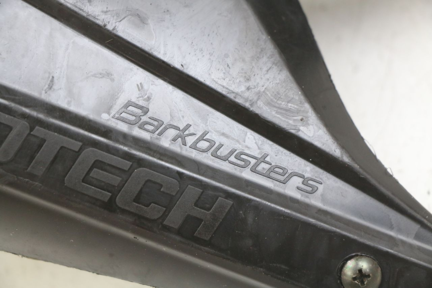 photo de PROTECTOR DE MANOS HONDA CB R 1000 (2018 - 2023) - Primer plano técnico