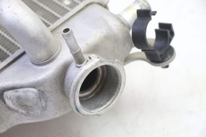 photo de RADIADOR DERECHO YAMAHA YZF YZ-F 450 (2014 - 2016) - Primer plano técnico