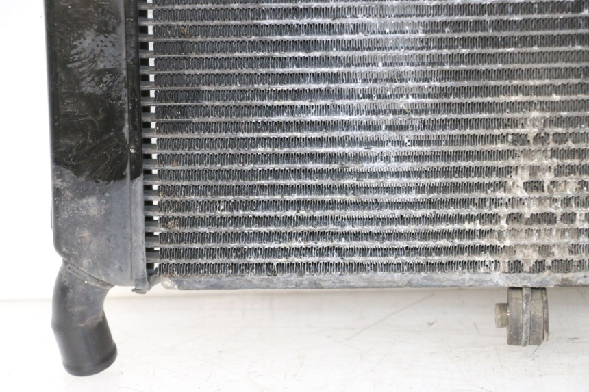 photo de RADIADOR  YAMAHA FZ6 FAZER S2 600 (2007 - 2011) - Primer plano de alta resolución