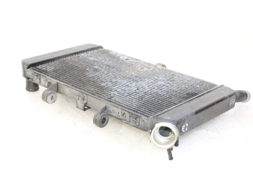 photo de RADIADOR  YAMAHA FZ6 FAZER S2 600 (2007 - 2011) - Detalles de los puntos de fijación