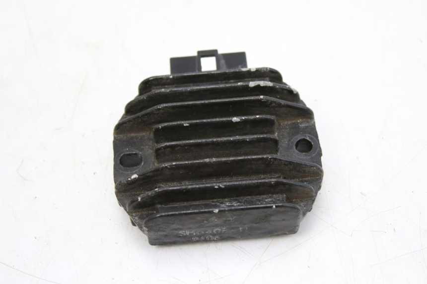 photo de REGULADOR DE CARGA YAMAHA BW'S BWS 125 (2010 - 2013) - Primer plano técnico