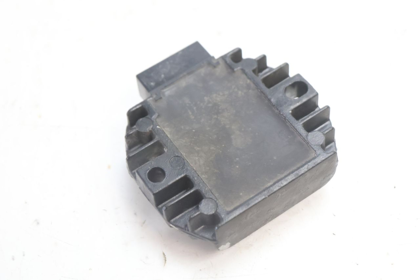 photo de REGULADOR DE CARGA YAMAHA BW'S BWS 125 (2010 - 2013) - Primer plano técnico