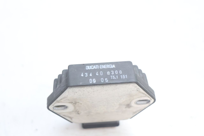 photo de REGULADOR HONDA CB F HORNET 600 (2005 - 2006) - Primer plano técnico
