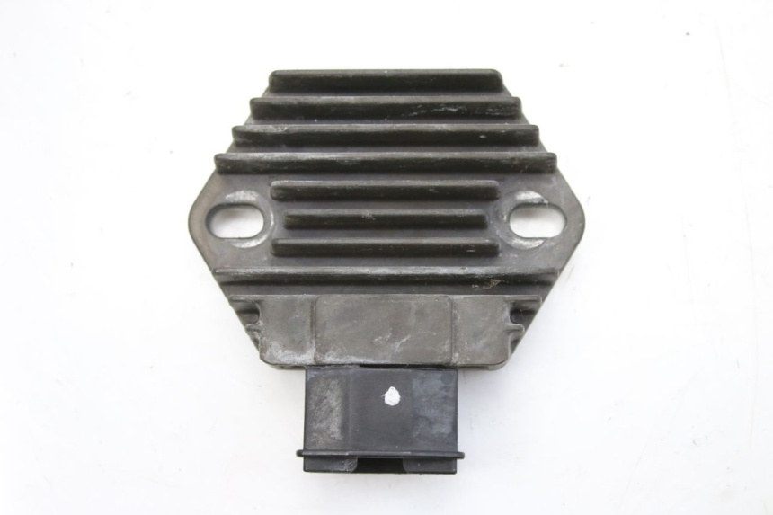 photo de REGULADOR DE CARGA HONDA CBF 500 (2004 - 2007) - Primer plano técnico