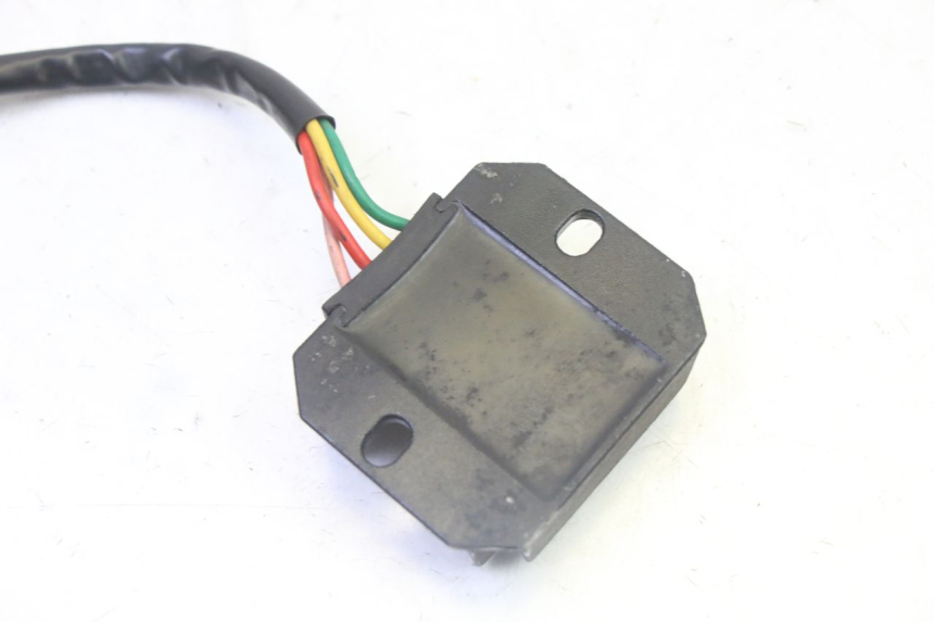 photo de REGULADOR DE CARGA SYM CROX 4T 50 (2016 - 2023) - Primer plano técnico