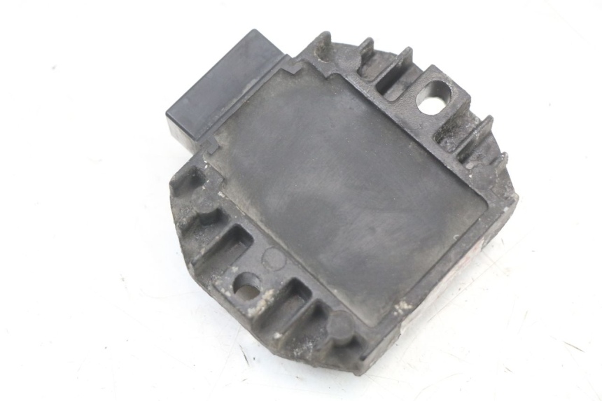 photo de REGULADOR DE CARGA YAMAHA CYGNUS X 125 (2004 - 2007) - Primer plano técnico