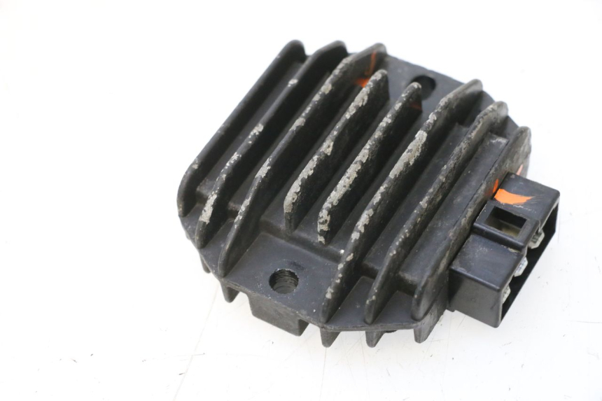photo de REGULADOR DE CARGA KEEWAY F-ACT FACT EVO 50 (2020 - 2026) - Detalles de los puntos de fijación