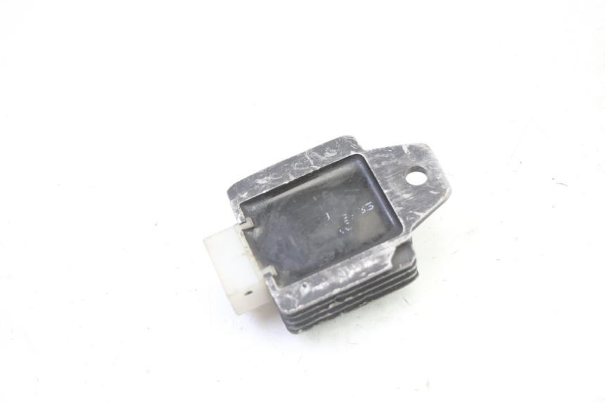 photo de REGULADOR DE CARGA KEEWAY F-ACT FACT 50 (2006 - 2011) - Primer plano técnico