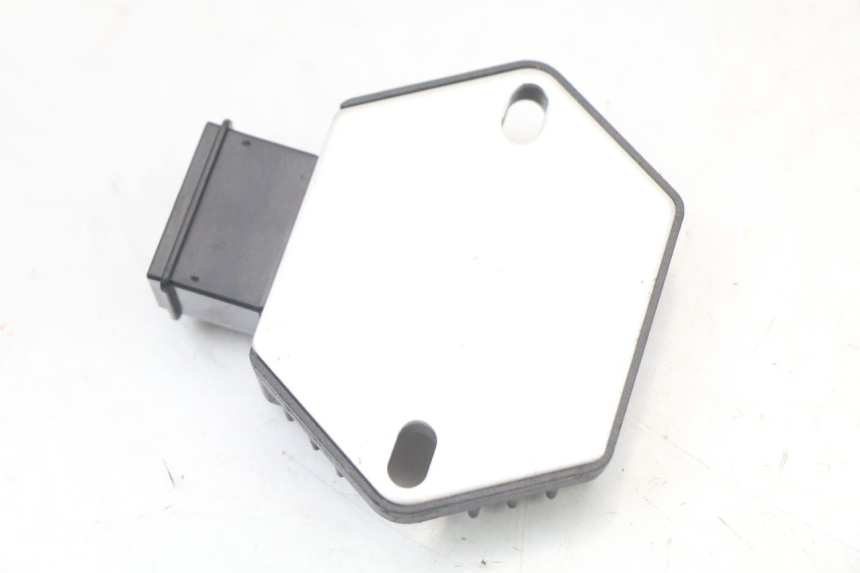photo de REGULADOR DE CARGA HONDA FES PANTHEON 2T 125 (1998 - 2002) - Primer plano técnico