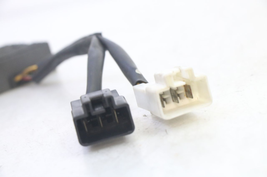 photo de REGULADOR DE CARGA HONDA FES S-WING SWING ABS 125 (2007 - 2015) - Primer plano técnico