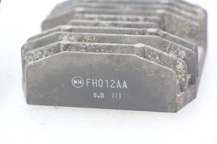 photo de REGULADOR DE CARGA YAMAHA FJR ABS 1300 (2006 - 2012) - Primer plano técnico