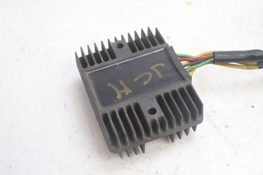 photo de REGULADOR HONDA FJS SILVER WING SILVERWING 400 (2005 - 2008) - Primer plano técnico