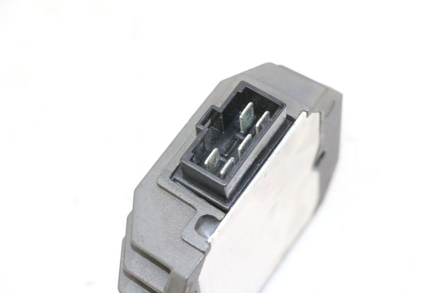 photo de REGULADOR YAMAHA FZ6 N FAZER 600 (2004 - 2006) - Primer plano técnico