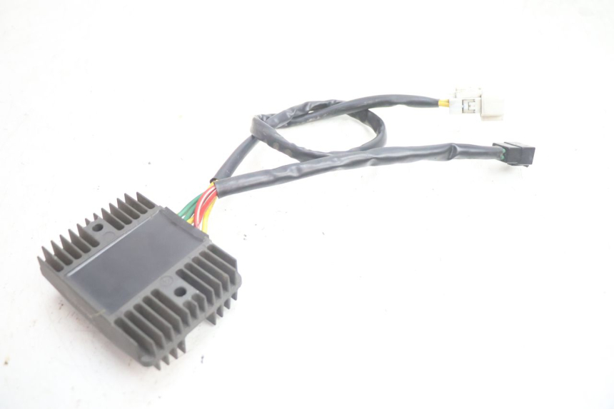 photo de REGULADOR DE CARGA GILERA GP 800 (2007 - 2013) - Primer plano técnico