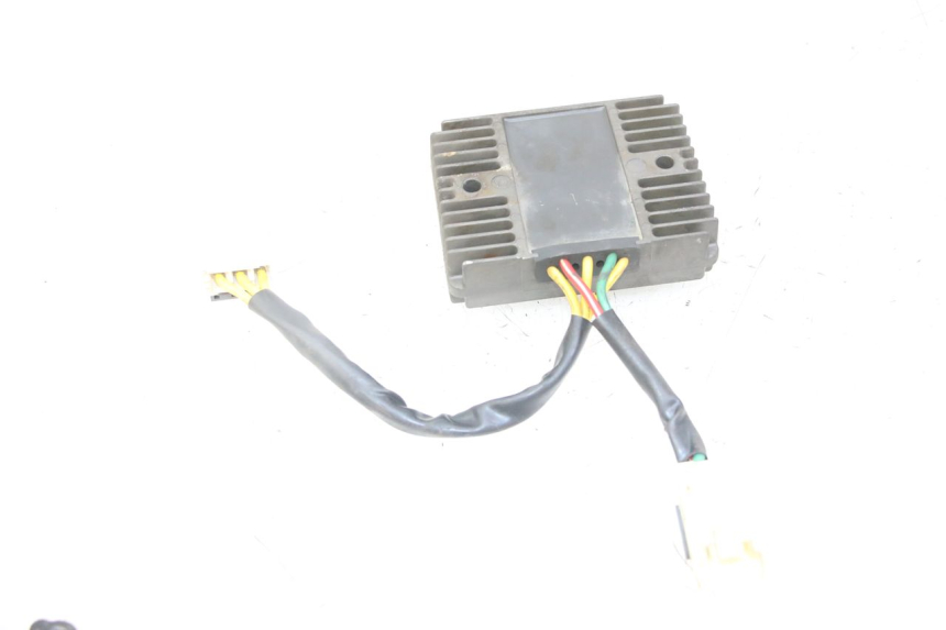 photo de REGULADOR PIAGGIO IE MP3 YOURBAN 300 (2011 - 2016) - Detalles de los puntos de fijación